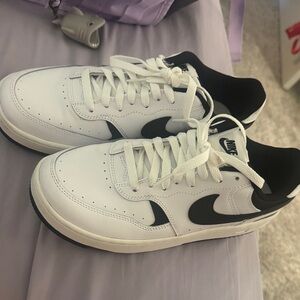 Nike Classic White and Black gamma